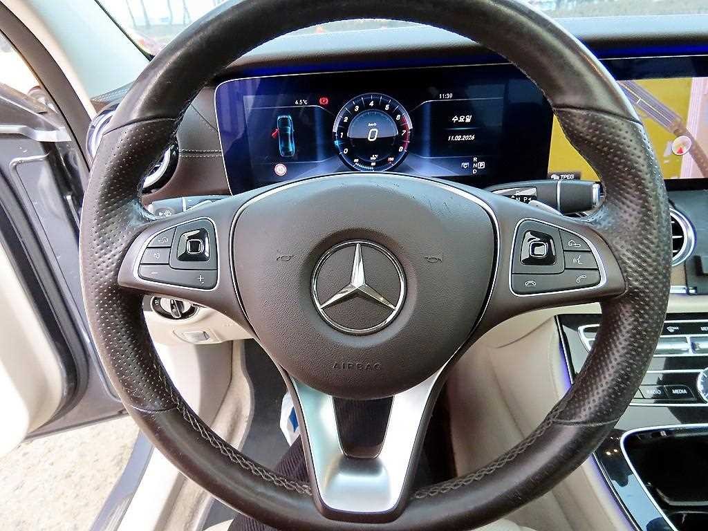 벤츠 E 클래스 E-클래스 W213 E300 4MATIC 아방가르드 이미지 8